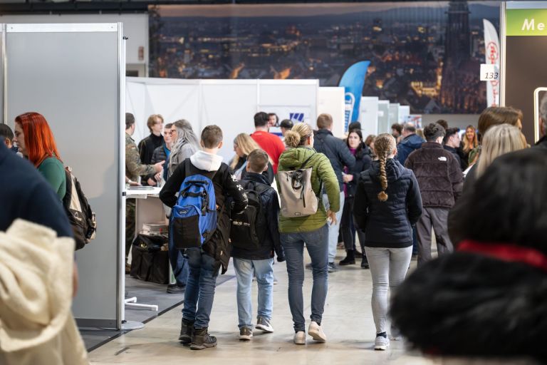 Eindrücke von der Messe für Karriere, Studium, Aus- und Weiterbildung marktplatz arbeit südbaden in Freiburg im November 2024. Auszubildende, Schüler und Berufstätige informieren sich zum Thema Berufseinstieg und Karriere bei Unternehmen aus dem Raum Freiburg und Südbaden.