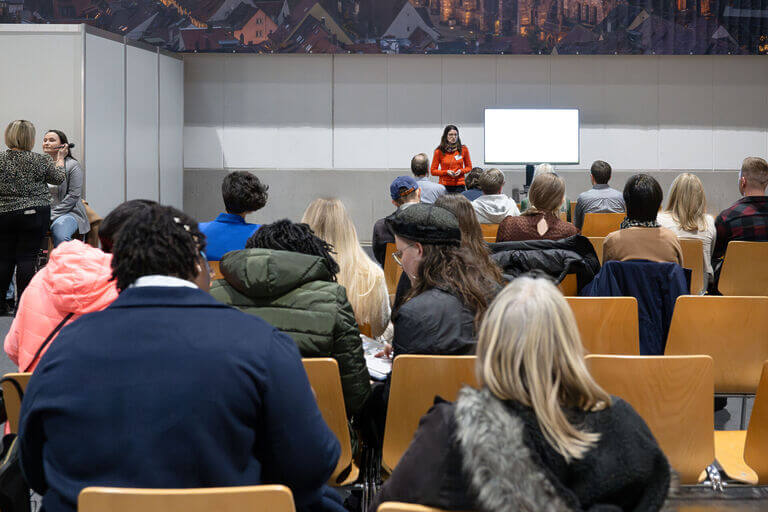 Eindrücke von der Messe für Karriere, Studium, Aus- und Weiterbildung marktplatz arbeit südbaden in Freiburg im November 2024. Auszubildende, Schüler und Berufstätige informieren sich zum Thema Berufseinstieg und Karriere bei Unternehmen aus dem Raum Freiburg und Südbaden. Hier informieren sich Besucher bei einem Workshop im Rahmenprogramm zum Thema Achtsamkeit im Berufsleben.