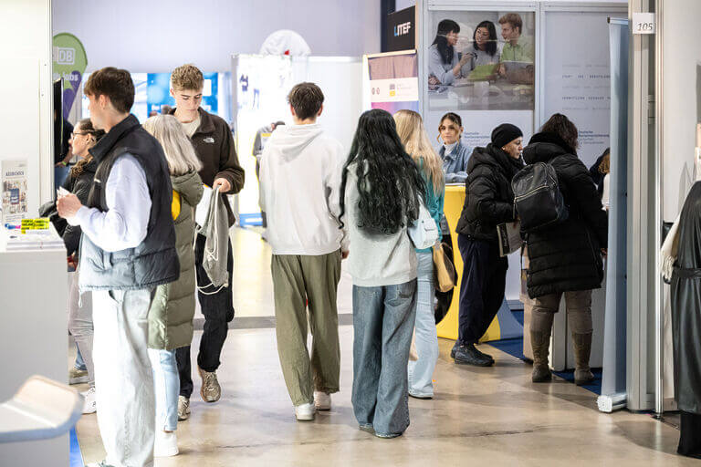 Eindrücke von der Messe für Karriere, Studium, Aus- und Weiterbildung marktplatz arbeit südbaden in Freiburg im November 2024. Auszubildende, Schüler und Berufstätige informieren sich zum Thema Berufseinstieg und Karriere bei Unternehmen aus dem Raum Freiburg und Südbaden.