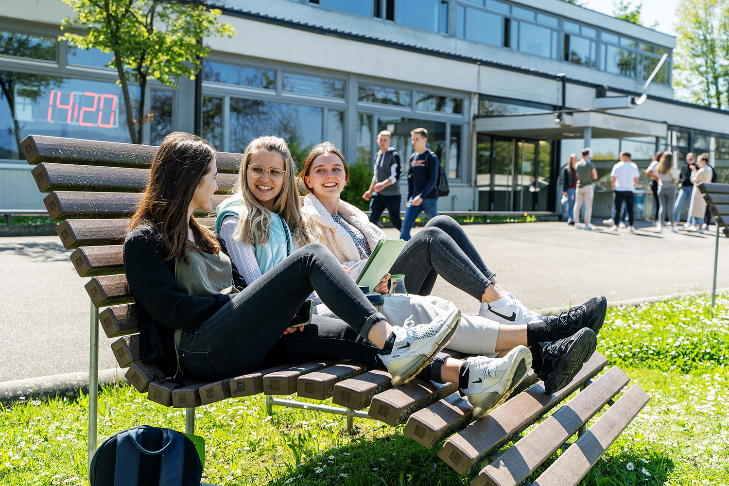 Studierende auf unserem Campus in Lörrach